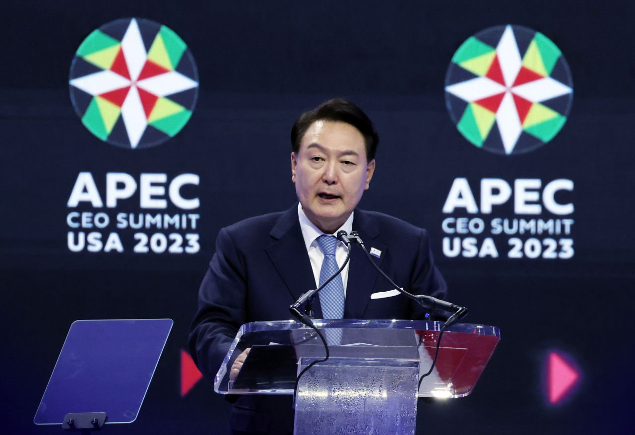 아시아태평양경제협력체(APEC) 정상회의 참석차 미국을 방문한 윤석열 대통령이 15일(현지시간) 샌프란시스코 모스코니 센터에서 열린 APEC CEO 서밋에서 기조연설을 하고 있다. [연합]
