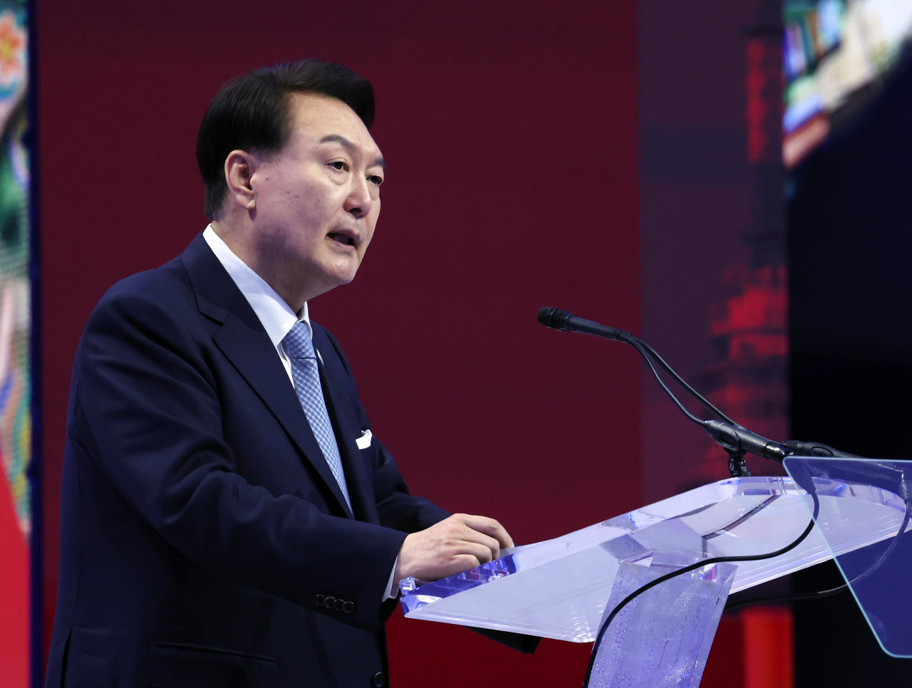 아시아태평양경제협력체(APEC) 정상회의 참석차 미국을 방문한 윤석열 대통령이 15일(현지시간) 샌프란시스코 모스코니 센터에서 열린 APEC CEO 서밋에서 기조연설을 하고 있다. [연합]
