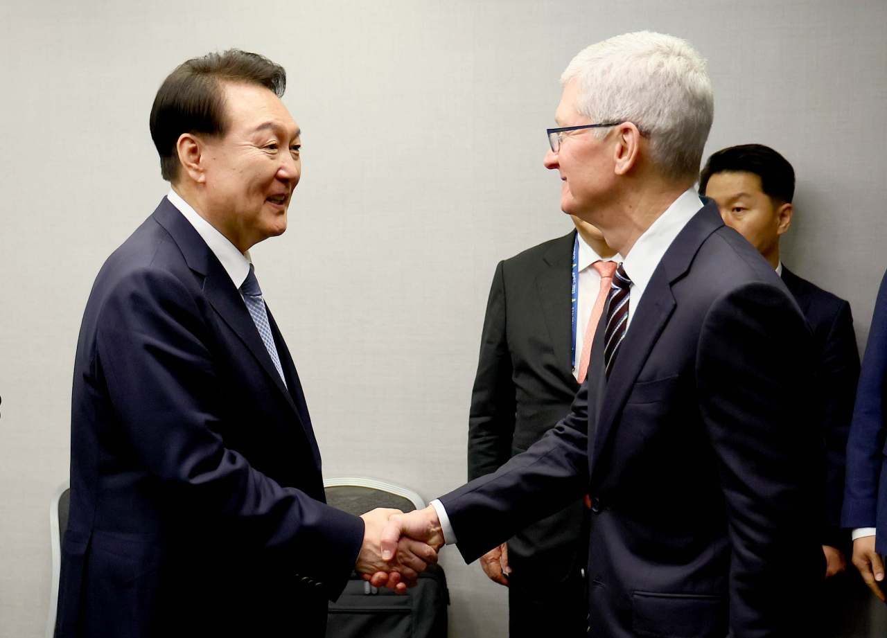 아시아태평양경제협력체(APEC) 정상회의 참석차 미국을 방문한 윤석열 대통령이 15일(현지시간) 샌프란시스코 한 호텔에서 팀 쿡 애플 최고경영자(CEO)를 접견하며 악수하고 있다. [연합]