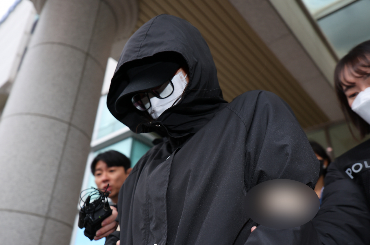 2012년과 2015년에 두 아들을 낳자마자 잇따라 살해한 엄마 A(36)씨가 16일 오전 인천시 미추홀구 미추홀경찰서에서 나와 검찰로 송치되고 있다. [연합]