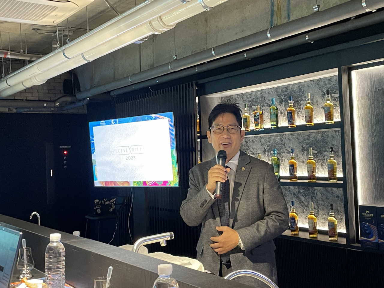 지난 15일 서울 강남구 신사동 ‘더-바 바이 에어드랍’에서 성중용 디아지오 바아카데미 원장이 위스키 클래스를 진행하고 있다. 전새날 기자