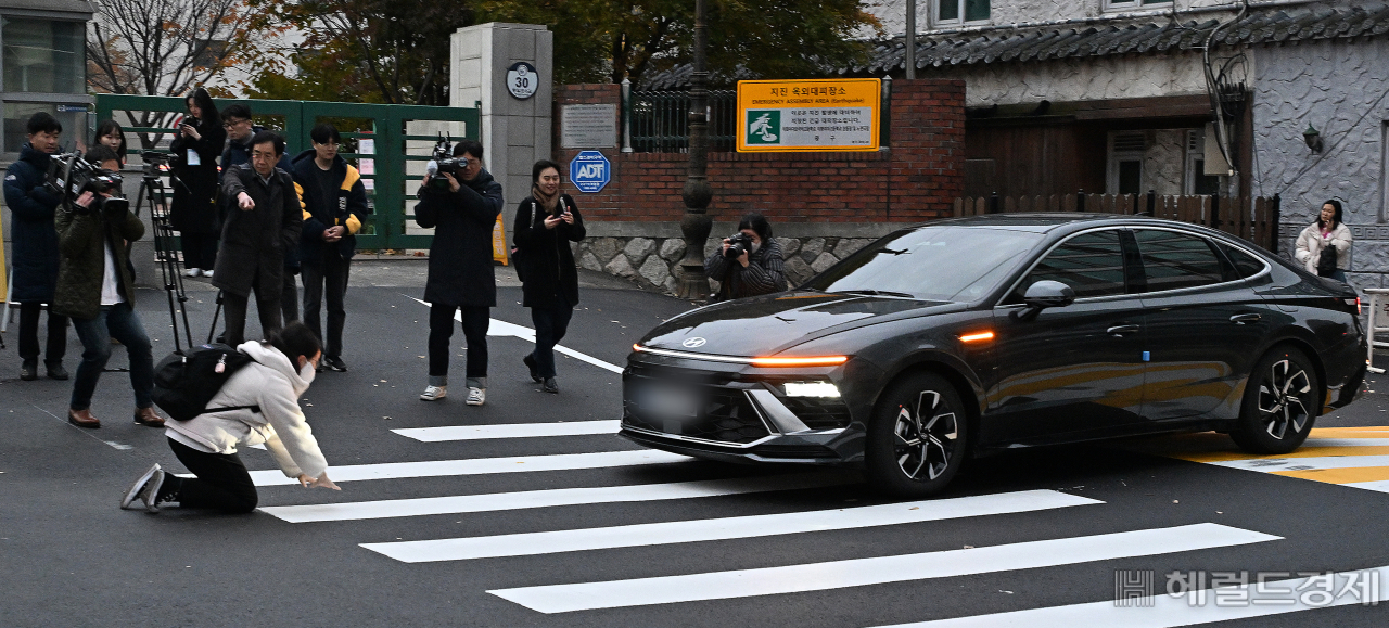 2024학년도 대학수학능력시험일인 16일 오전 서울 중구 이화여자외국어고등학교 정문에서 한 수험생이 부모님을 향해 절을 하고 있다. 임세준 기자