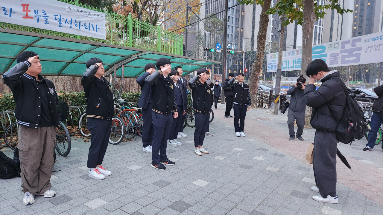 16일 오전 2024학년도 대학수학능력시험 시험장이 마련된 서울 강남구 개포고등학교에서 교복을 입은 서울 중동고등학교 학생들이 선배를 응원하고 있다. 안효정 기자