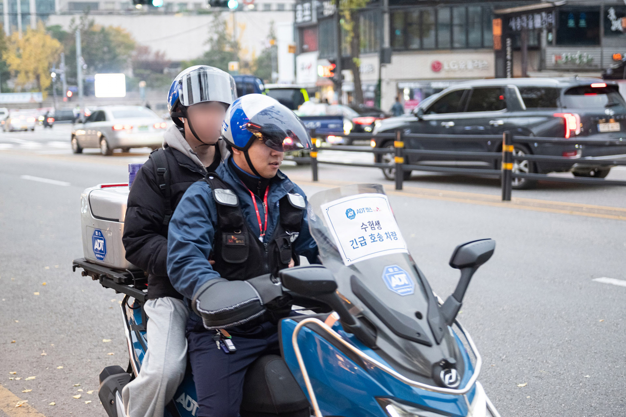 16일 SK쉴더스의 ‘수험생 특별 호송 지원’ 진행 모습. [SK쉴더스 제공]