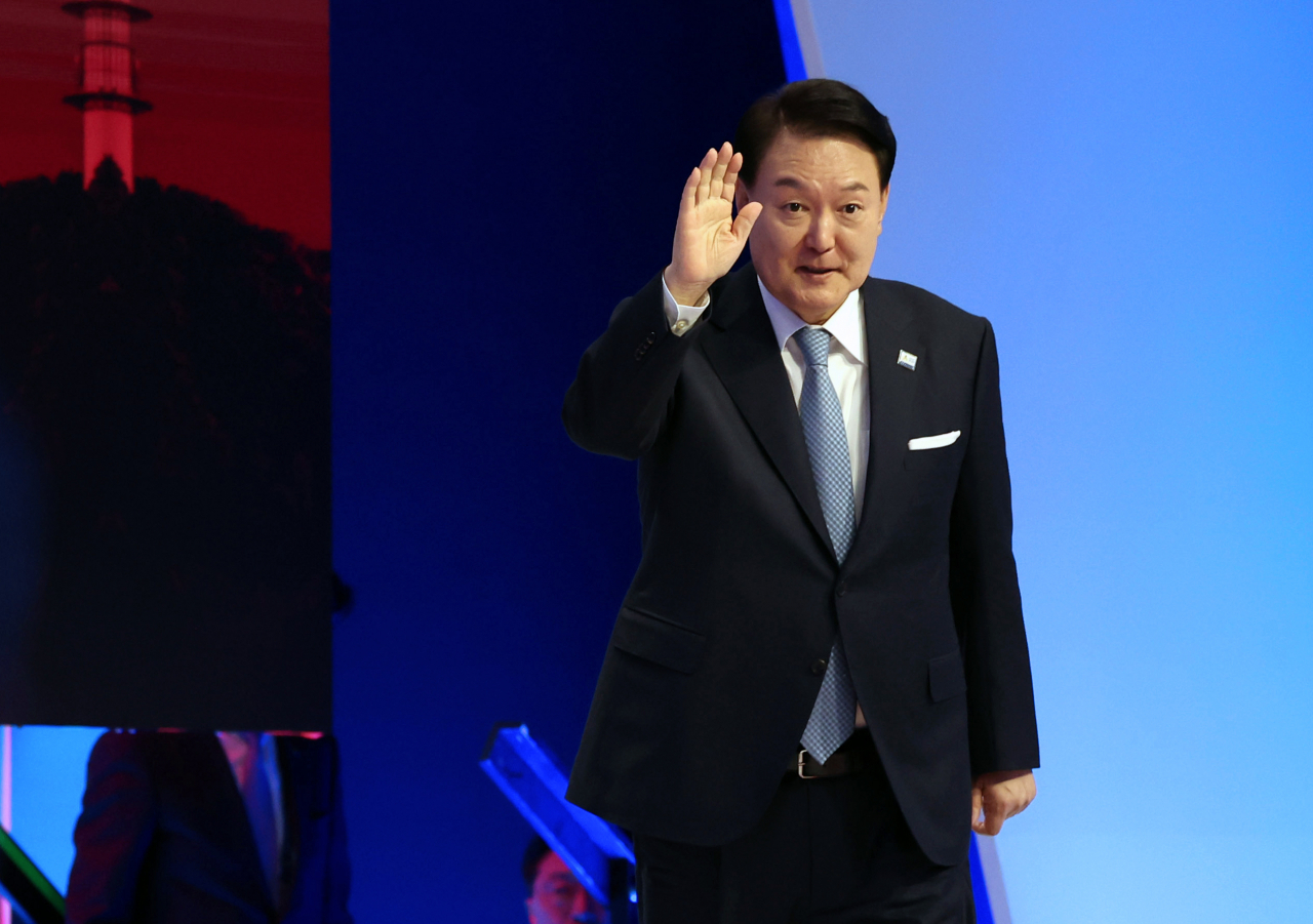 아시아태평양경제협력체(APEC) 정상회의 참석차 미국을 방문한 윤석열 대통령이 15일(현지시간) 샌프란시스코 모스코니 센터에서 열린 APEC CEO 서밋에서 기조연설에 앞서 인사하고 있다. [연합]