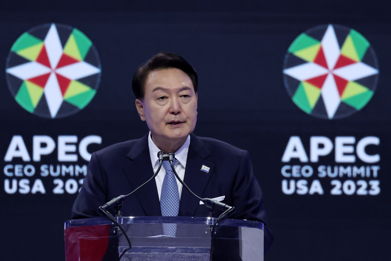 아시아태평양경제협력체(APEC) 정상회의 참석차 미국을 방문한 윤석열 대통령이 15일(현지시간) 샌프란시스코 모스코니 센터에서 열린 APEC CEO 서밋에서 기조연설을 하고 있다. [연합]