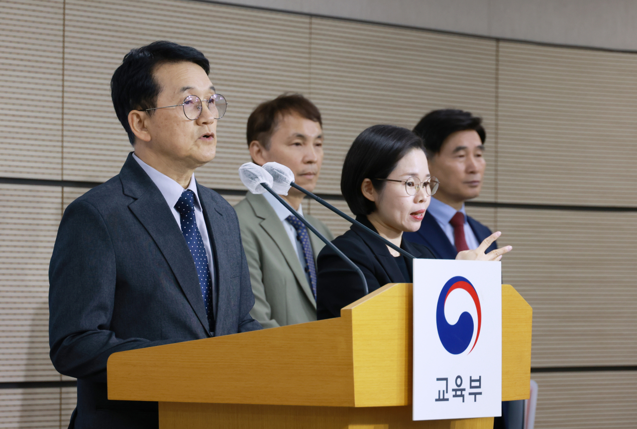 정문성 2024학년도 수능출제위원장이 16일 오전 세종정부청사에서 열린 출제방향 브리핑에 참석해 수능 출제 기조를 설명하고 있다. [교육부 제공]