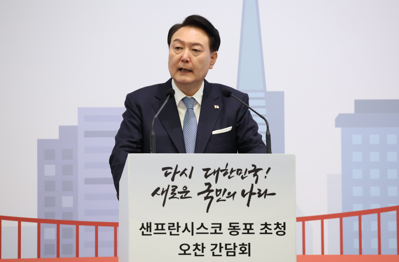 아시아태평양경제협력체(APEC) 정상회의 참석차 미국을 방문한 윤석열 대통령이 15일(현지시간) 샌프란시스코 시내 한 호텔에서 열린 동포 오찬 간담회에서 인사말을 하고 있다. [연합]