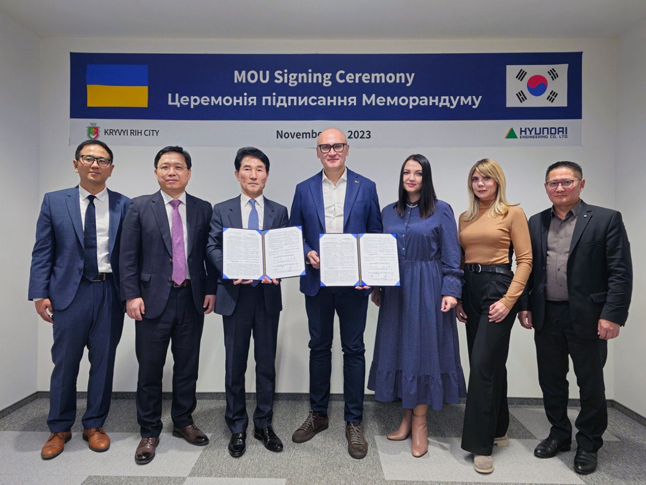 지난 14일, 현대엔지니어링 임승재 전략기획사업부장(왼쪽부터 세 번째)과 우크라이나 예브헨 우도드(Yevhen Udod) 크리비리흐시 부시장(왼쪽부터 네 번째) 등 관계자가 2023 우크라이나 재건 박람회(Rebuild Ukraine Exposition)에서 ‘모듈러 건축 사업 공동 개발’을 위한 MOU를 체결하고 기념사진을 촬영하고 있다. [현대엔지니어링]