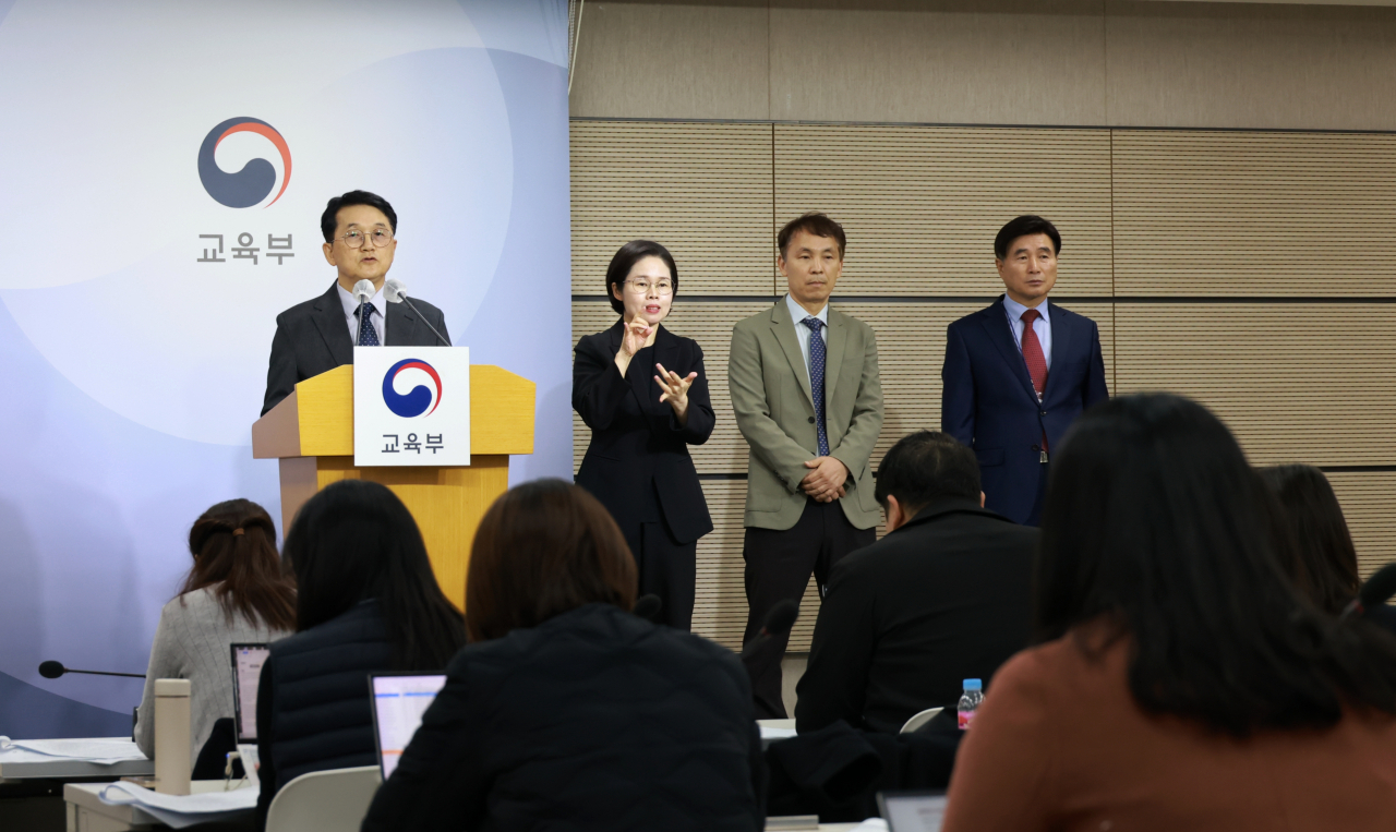 정문성 2024학년도 수능출제위원장이 16일 오전 세종정부청사에서 열린 출제방향 브리핑에 참석해 수능 출제 기조를 설명하고 있다. [교육부 제공]