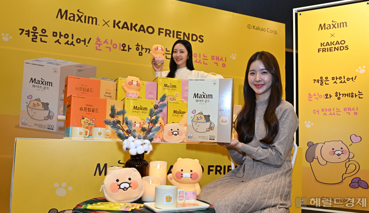 동서식품이 16일 서울 중구 스페이스 라온에서 '맥심 X 카카오프렌즈 춘식이 스페셜 패키지' 출시행사를 진행한 가운데 모델들이 제품을 선보이고 있다. 임세준 기자