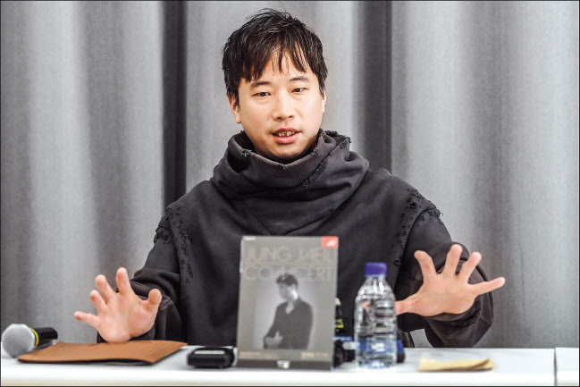 정재일이 밴드(한상원 밴드)로 데뷔한 1996년 이후 27년 만에 처음으로 서울 세종문화회관에서 단독 콘서트를 연다. 이번 단독 공연은 2020년 블루스퀘어 이후 3년 만이다. [세종문화회관 제공]