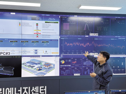 이철욱 창원에스지에너지(창원 에너 지 자급자족형 인프라 구축사업 특수목적법인) 대표가 경남창원그린에너지센터 관제실에서 관련 설명을 하고 있다. 신혜원 기자