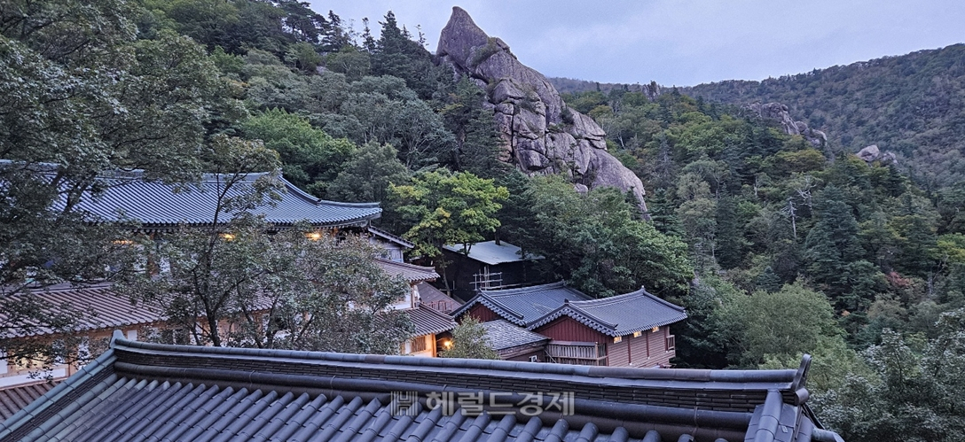 봉정암 경내. 제법 많은 건물이 모여있다.