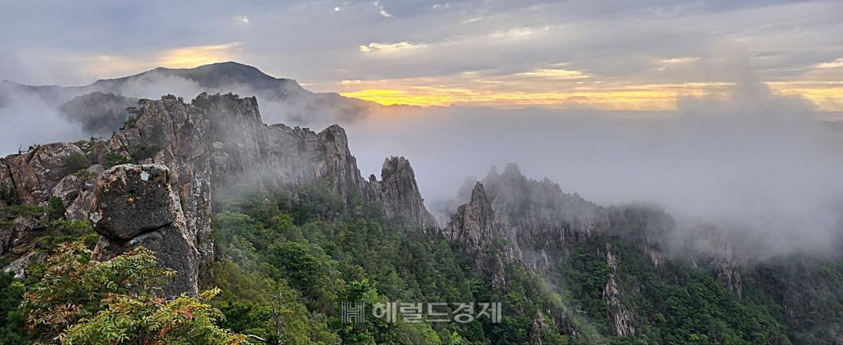 소청봉에서 내려다 본 내설악 풍경