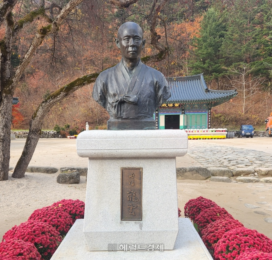 백담사 내 만해 한용운 흉상