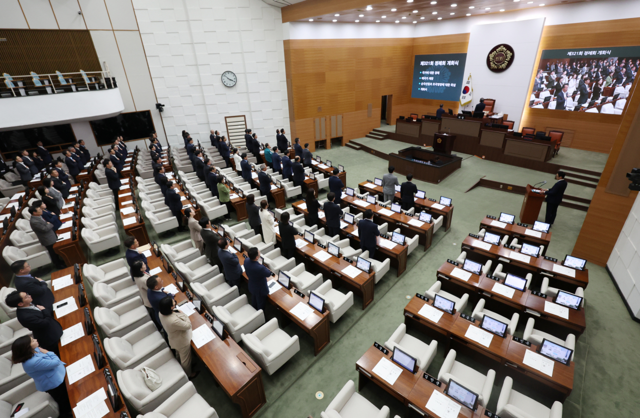 서울시의회 더불어민주당 소속 시의원 30명이 교통방송(TBS) 지원 폐지 조례 시행일을 내년 1월에서 2026년 7월로 연기하는 조례안을 발의했다. 시의회 본회의 장면.[연합]