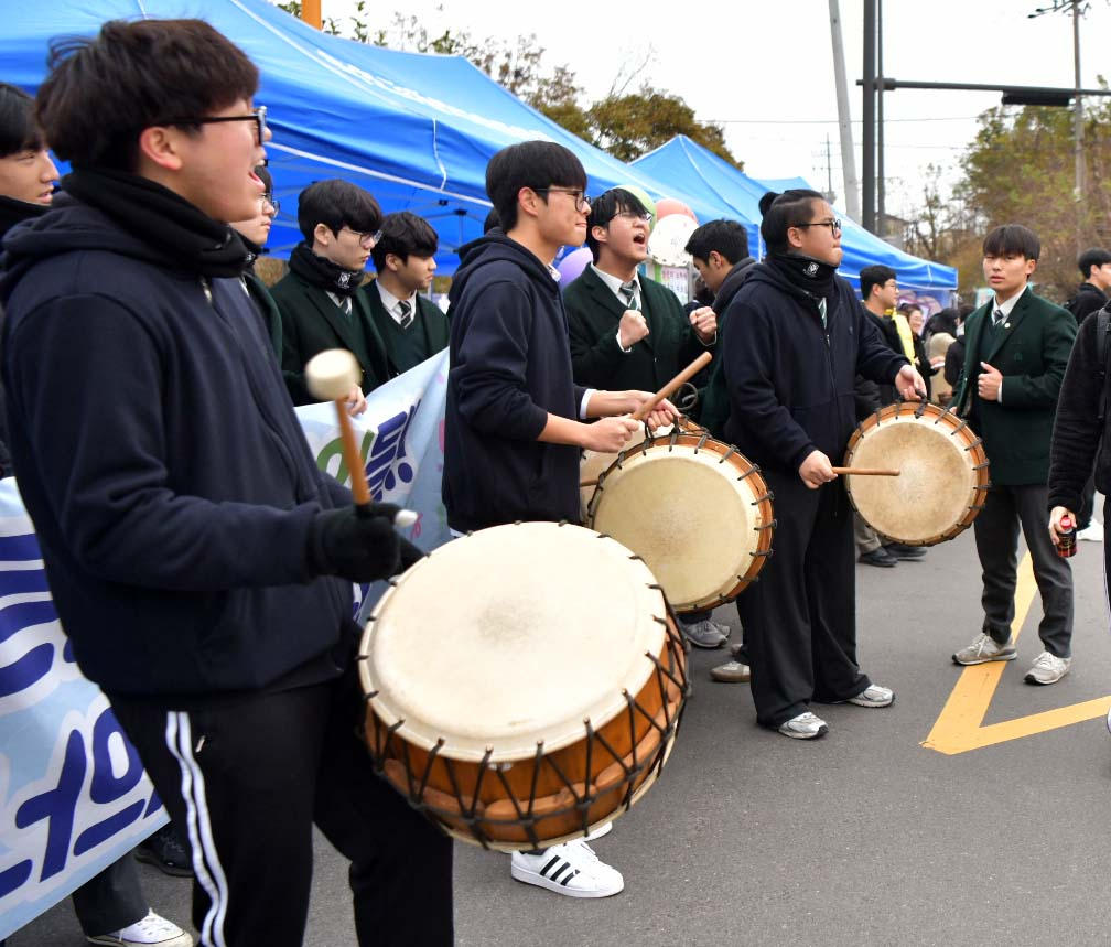 2024학년도 대학수학능력시험(수능)일인 16일 강원 속초시 속초고등학교에 마련된 수험장 앞에서 후배들이 선배들의 고득점을 기원하는 열띤 응원전을 펼치고 있다. [연합]