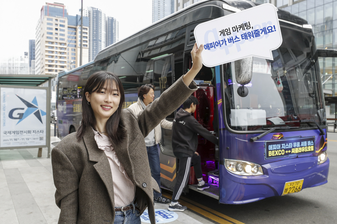 16일 부산 해운대 코오롱 씨클라우드 호텔에서 지스타(G-STAR) 2023 참관객들이 행사장인 벡스코로 이동하는 무료 셔틀버스에 탑승하고 있다. 사진=애피어 제공