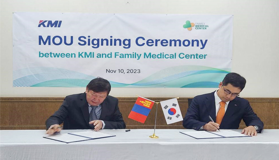 [사진 설명 : (왼쪽부터) 몽골 Family Medical Center Ts. Gantsog 대표와 KMI한국의학연구소 이광배 기획조정실장이 지난 10일 MOU 체결식을 진행하고 있다]