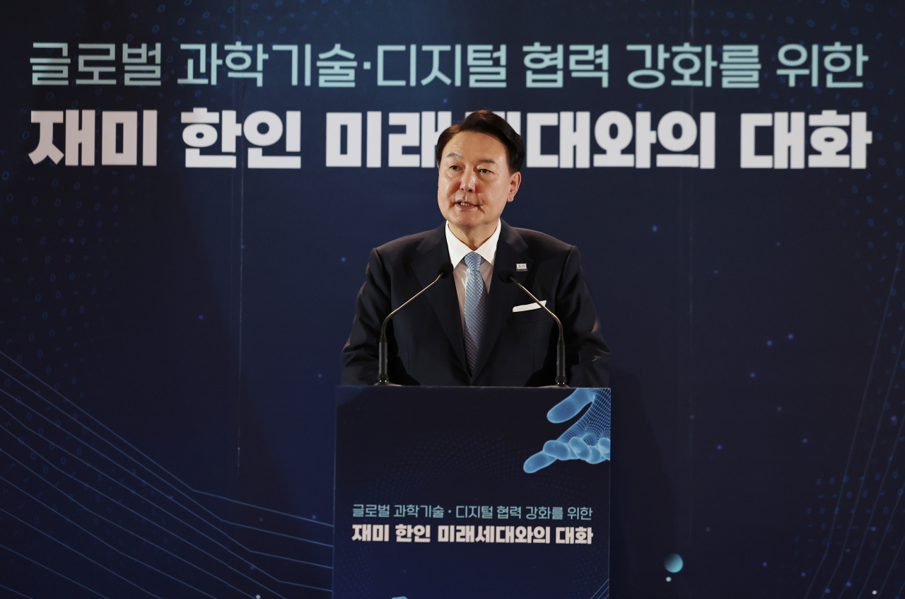 아시아태평양경제협력체(APEC) 정상회의 참석차 미국을 방문한 윤석열 대통령이 15일(현지시간) 샌프란시스코 한 호텔에서 열린 재미 한인 미래세대와의 대화에서 발언하고 있다. [연합]