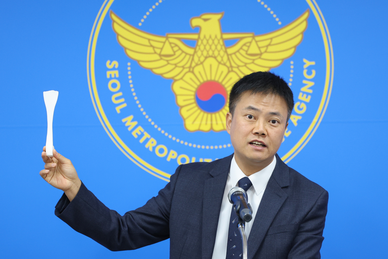 16일 오전 서울 마포구 서울경찰청 광역수사단에서 마약범죄수사대 국제범죄수사2계장 박명운 경정이 아킬레스건 모형을 들고 미승인 인체조직(반쪽 아킬레스건) 수입·유통업자를 검거한 것과 관련해 설명하고 있다. [연합[
