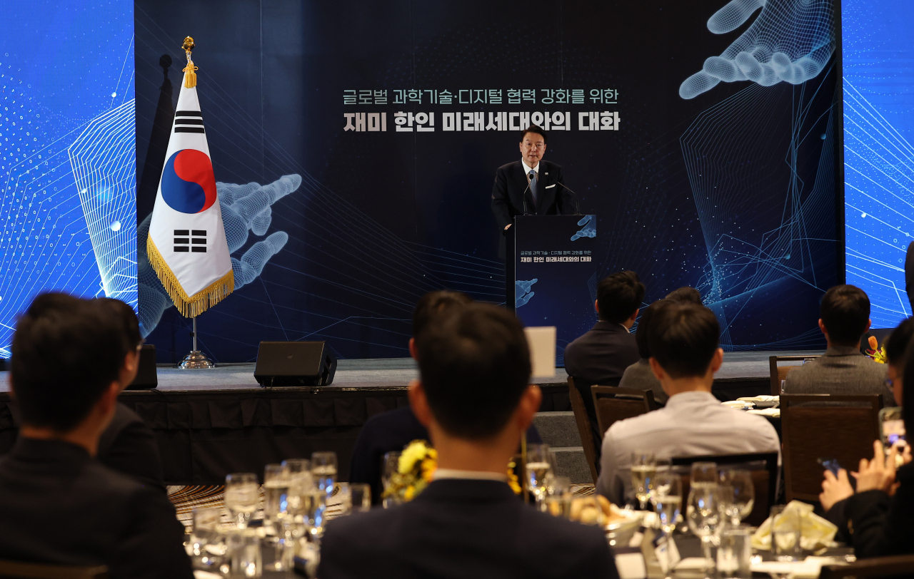 아시아태평양경제협력체(APEC) 정상회의 참석차 미국을 방문한 윤석열 대통령이 15일(현지시간) 샌프란시스코 한 호텔에서 열린 재미 한인 미래세대와의 대화에서 인사말을 하고 있다. [연합]