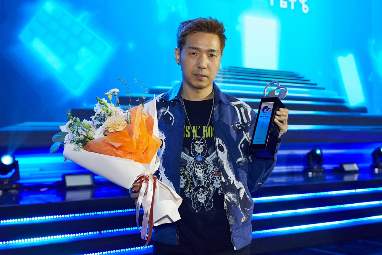 ‘데이브 더 다이버’의 황재호 디렉터가 ‘2023 대한민국 게임대상’에서 최우수상을 수상했다. [넥슨 제공]