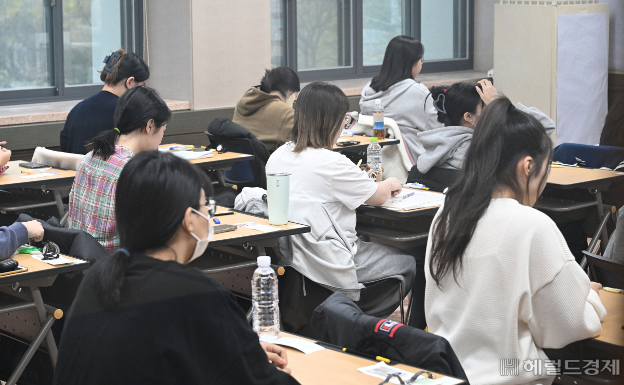 2024학년도 대학수학능력시험일인 16일 서울 중구 이화여자외국어고등학교에서 수험생이 시험 시작을 기다리고 있다. [사진공동취재단]