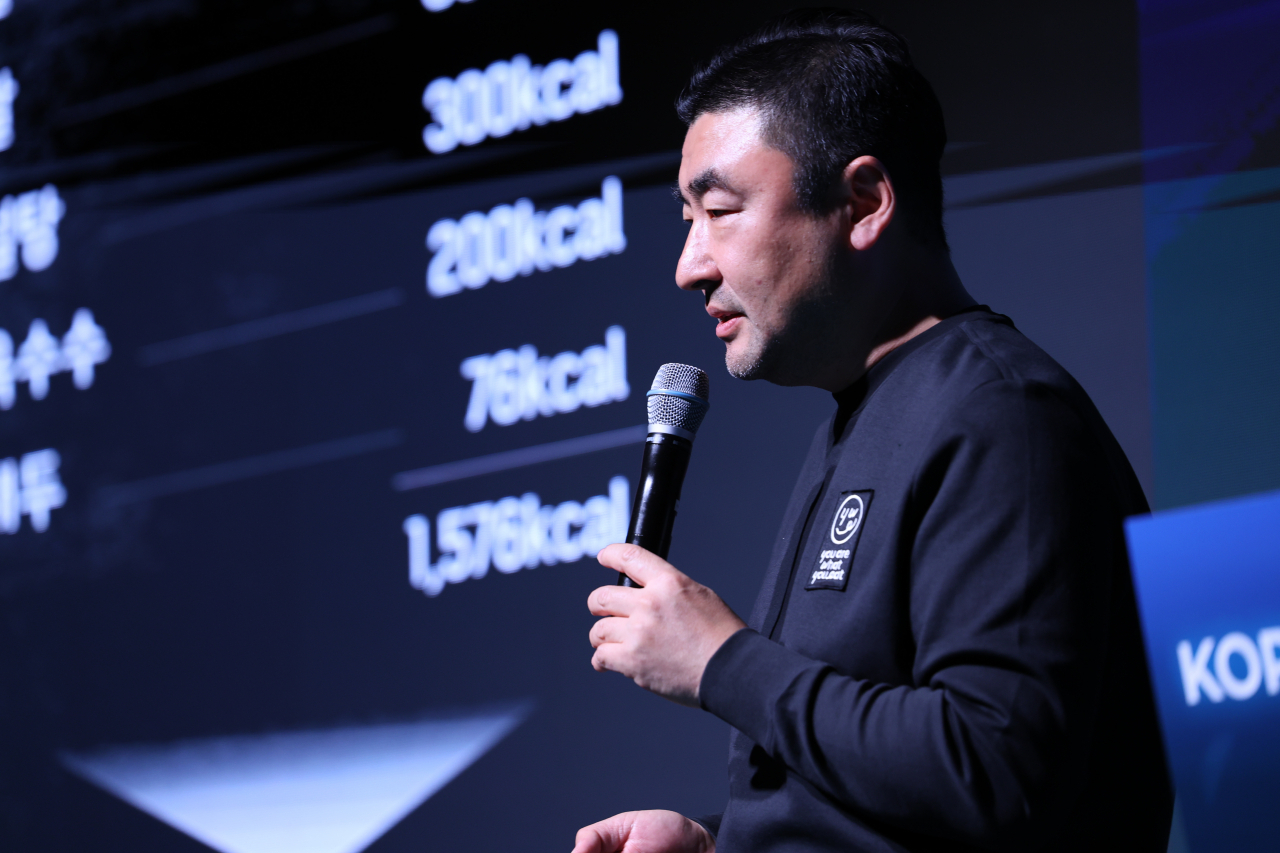 15일 서울 서초구 aT센터에서 진행된 ‘2024 식품외식산업전망대회’에서 송현석 신세계푸드 대표가 강연하고 있다. [한국농수산식품유통공사 제공]