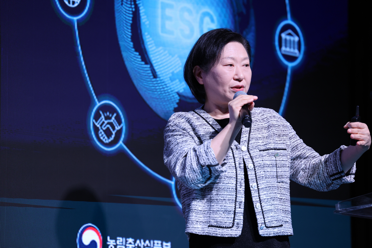15일 서울 서초구 aT센터에서 진행된 '2024 식품외식산업전망대회'에서 윤효정 CJ제일제당 상무가 발언하고 있다. [한국농수산식품유통공사 제공]
