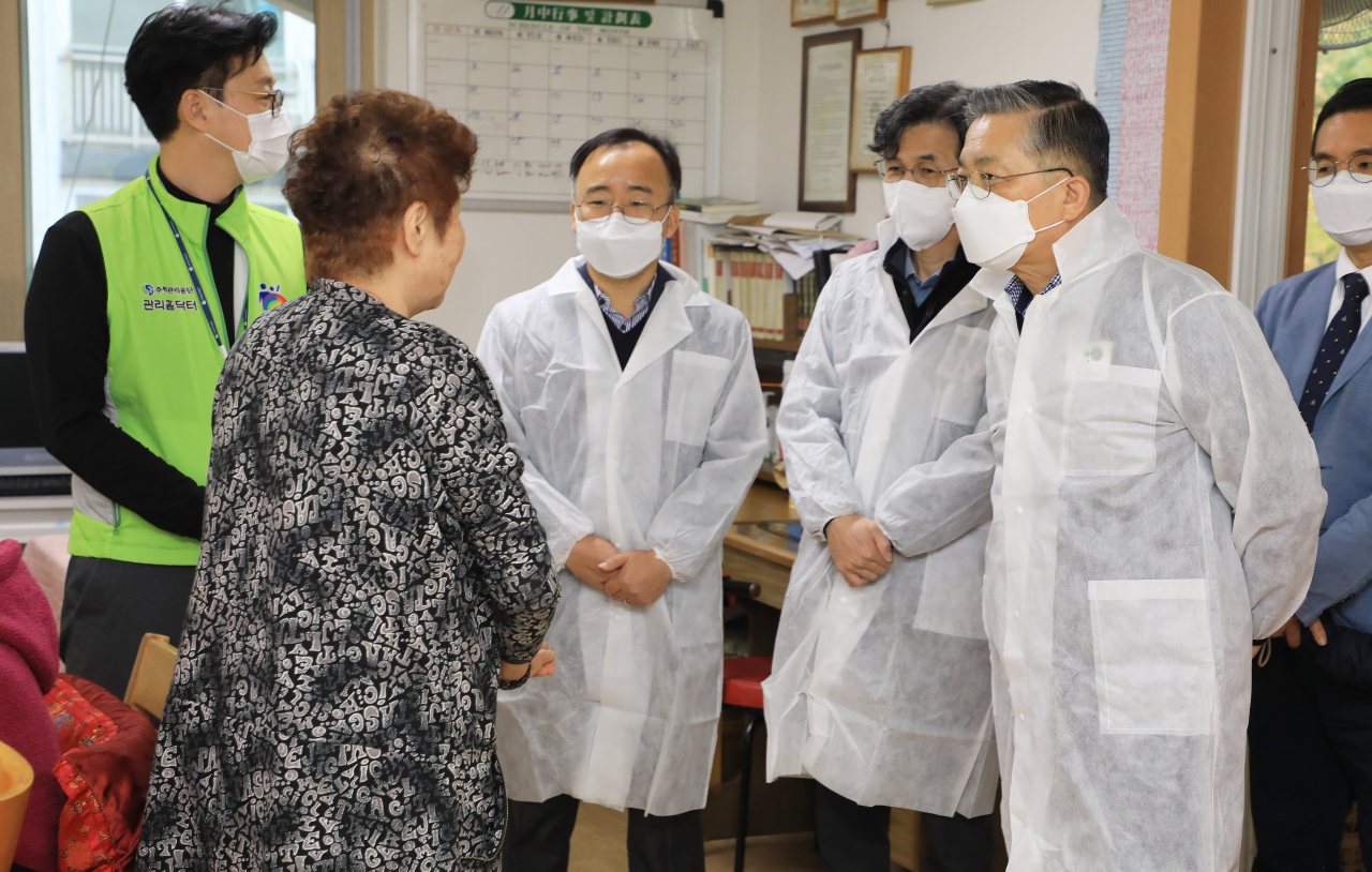 이한준 한국토지주택공사(LH) 사장이 16일 대방1 영구임대 노인정 소독현장을 점검하고 입주민과 대화하는 모습. [한국토지주택공사]