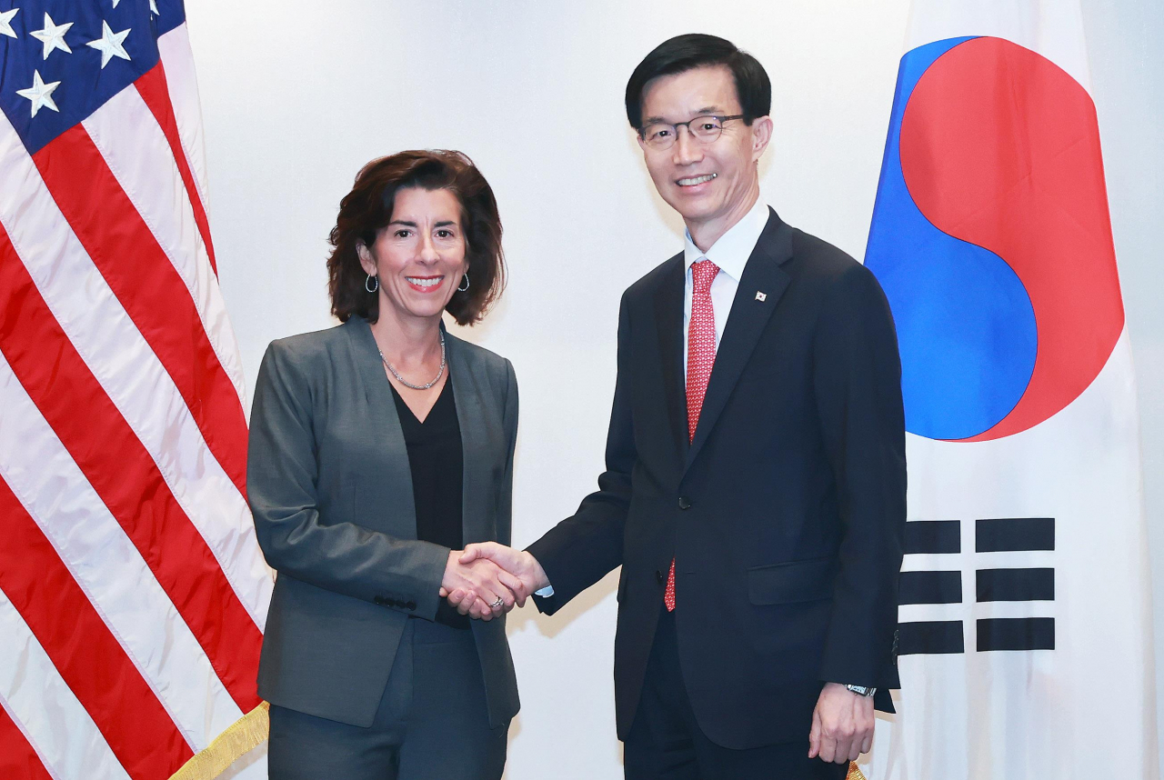방문규 산업통상자원부 장관(오른쪽)이 15일(현지시간) 미국 샌프란시스코에서 지나 러몬도 미국 상무부 장관과 만나 악수하며 기념 촬영하고 있다. [산업통상자원부 제공]