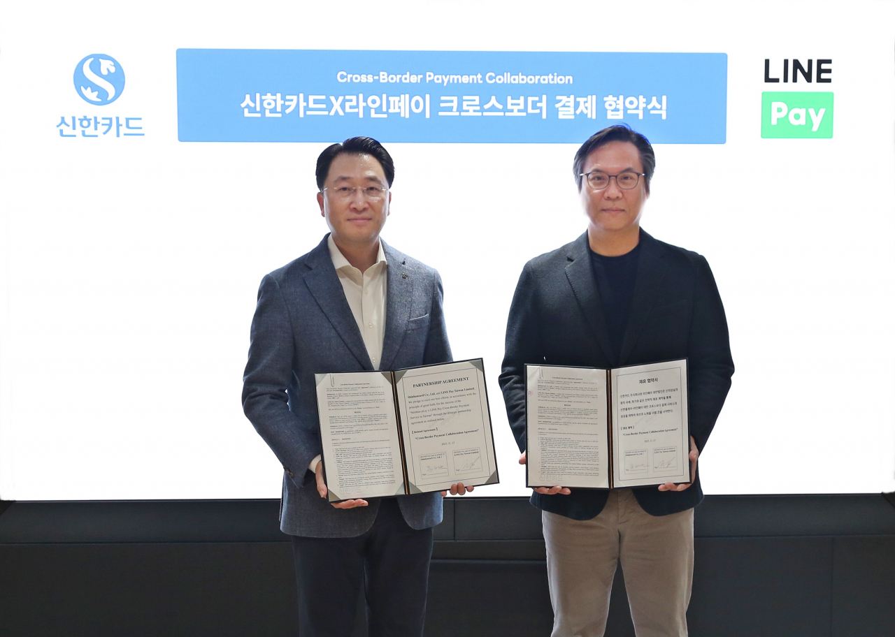 유태현(왼쪽) 신한카드 플랫폼Biz그룹장과 정웅주 라인페이 대만 대표가 협약식에서 기념촬영을 하고 있다.[신한카드 제공]