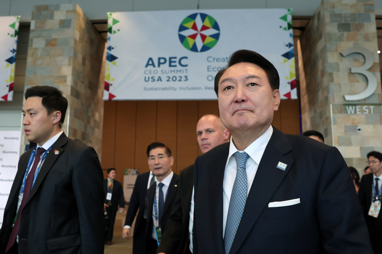 아시아태평양경제협력체(APEC) 정상회의 참석차 미국을 방문한 윤석열 대통령이 15일(현지시간) 샌프란시스코 모스코니 센터에서 열린 APEC CEO 서밋에서 기조연설을 마치고 나오고 있다. [연합]