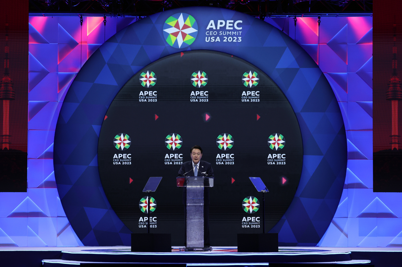 아시아태평양경제협력체(APEC) 정상회의 참석차 미국을 방문한 윤석열 대통령이 15일(현지시간) 샌프란시스코 모스코니 센터에서 열린 APEC CEO 서밋에서 기조연설을 하고 있다. [연합]