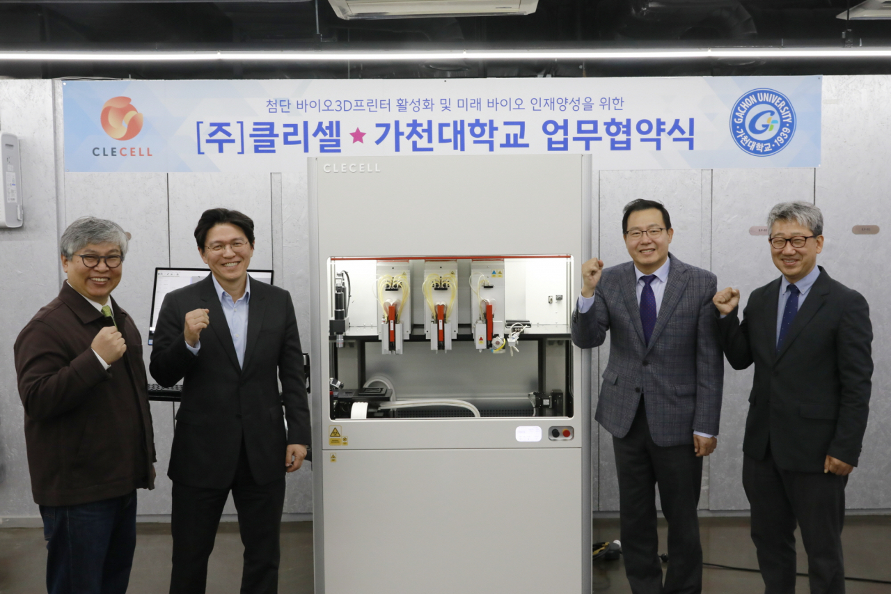가천대학교 성남·가천메이커스페이스와 3D프린터 전문기업 ㈜클리셀이 16일 대학 메이커스페이스에서 업무협약을 체결하고 클리셀이 메이커스페이스에 제공한 U-FAB MASTER 옆에서 기념사진을 촬영하고 있다.사진 좌측부터 가천대 홍의택 성남·가천메이커스페이스센터장, ㈜클리셀 국윤일 부사장, 가천대 윤원중 부총장, ㈜클리셀 이동혁 대표.