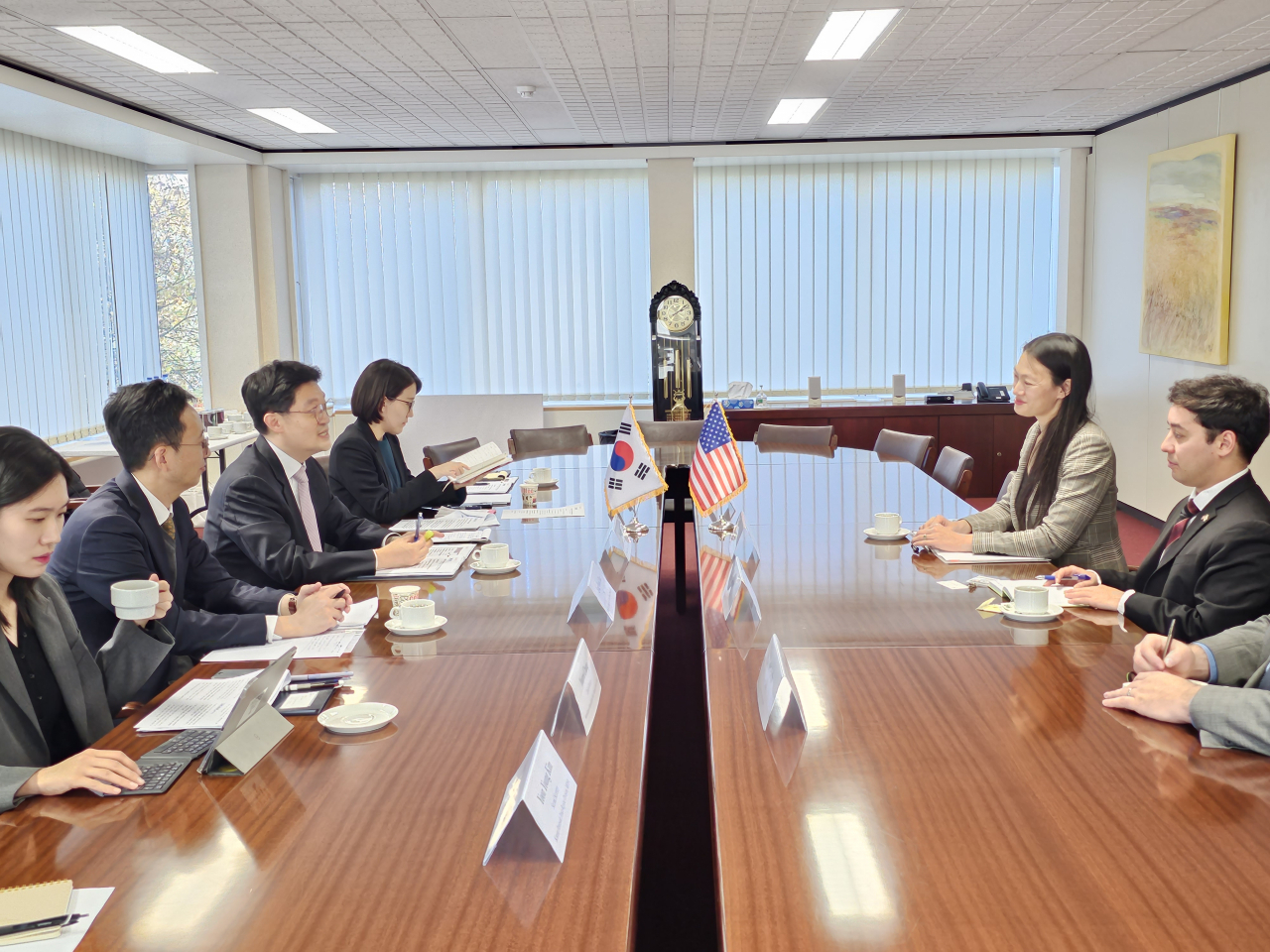 전영희 평화외교기획단장이 15일(현지시간) 벨기에 브뤼셀에서 줄리 터너 미 국무부 북한인권특사와 한미 북한인권 협의를 개최했다. [외교부 제공]
