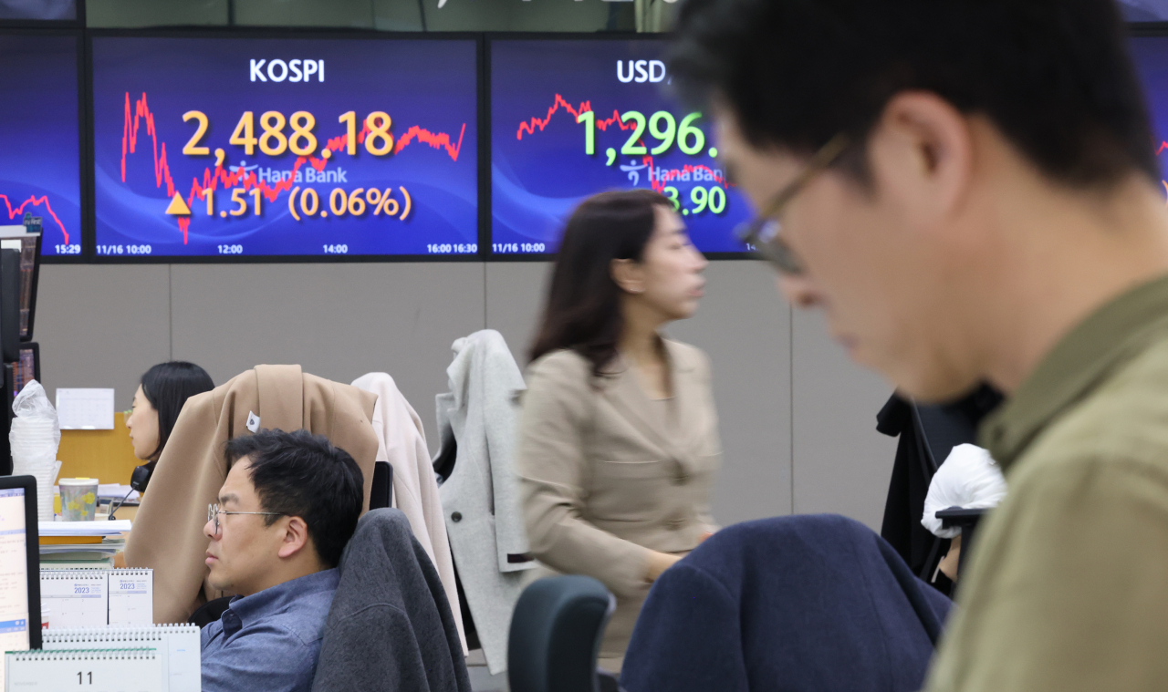 An electronic board showing the Korea Composite Stock Price Index at a dealing room of the Hana Bank headquarters in Seoul on Thursday. (Yonhap)