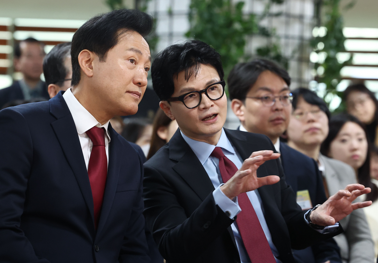 한동훈 법무부 장관과 오세훈 서울시장이 15일 오후 서울 동작구 서울여성플라자에서 열린 법무부-서울시 범죄피해자 원스톱 솔루션 센터 설치·운영 업무협약식에서 이야기를 나누고 있다.[연합]