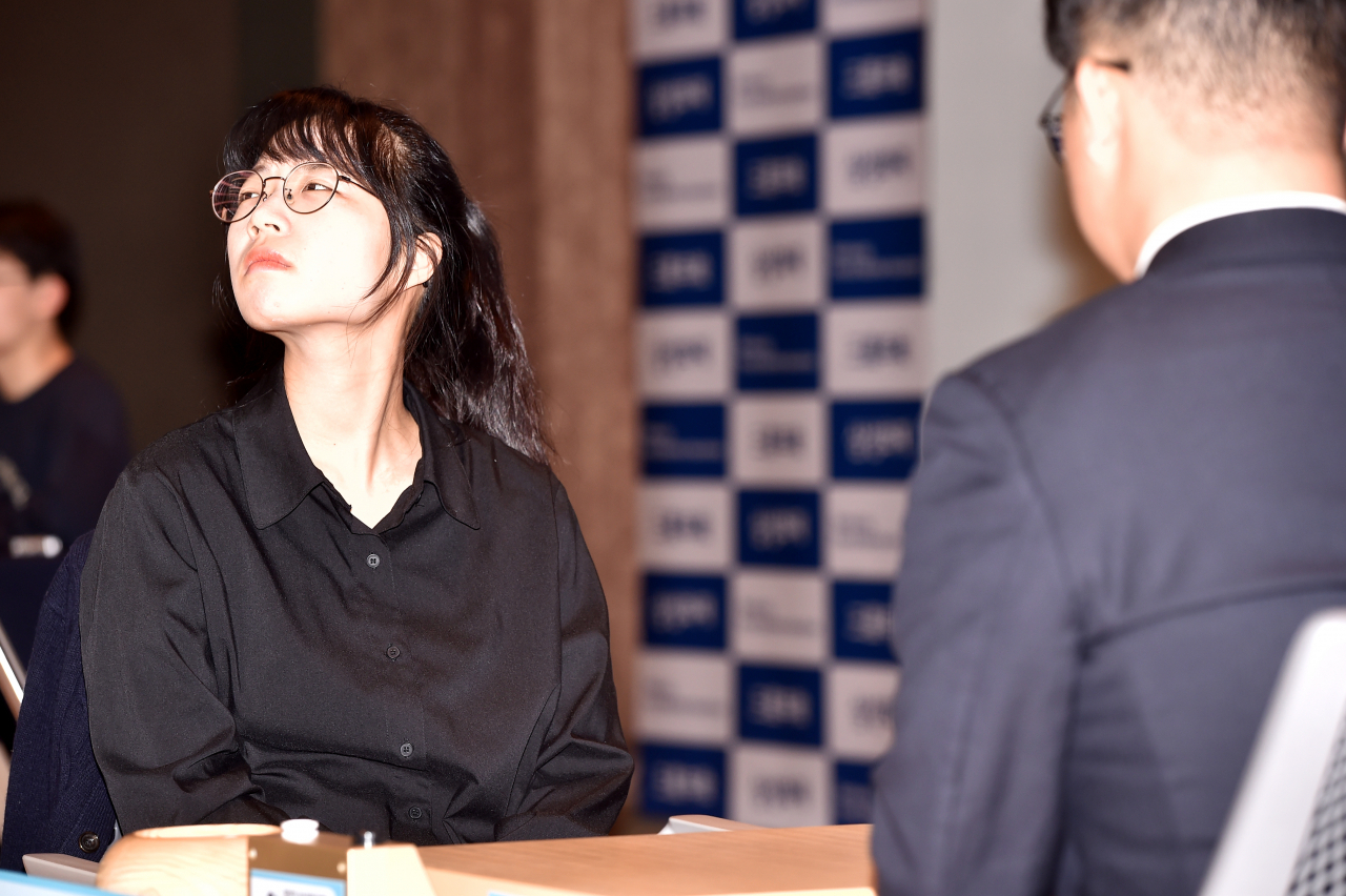 전기 준우승자 최정이 셰얼하오와의 대국에서 패색이 짙어지자 아쉬워하고 있다.[한국기원 제공]