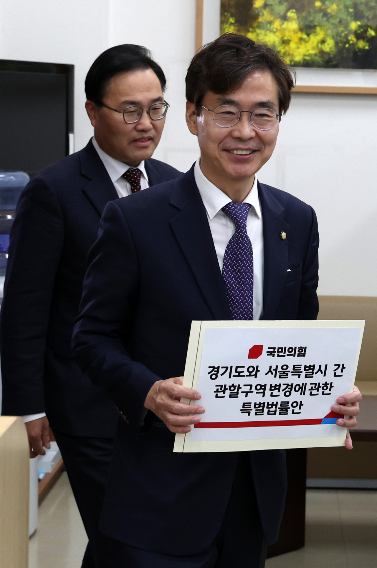 국민의힘 뉴시티 프로젝트 특별위원회 조경태 위원장과 홍석준 의원이 16일 오후 국회 의안과에서 경기도와 서울특별시 간 관할구역 변경에 관한 특별법률안을 접수하고 있다. 연합뉴스