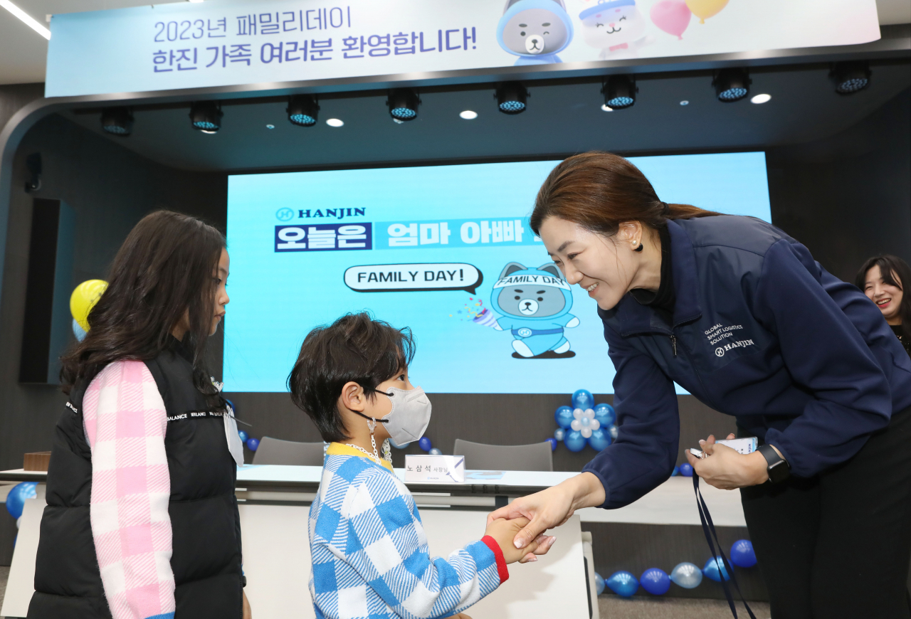 16일 서울 중구 한진빌딩에서 열린 ‘제2회 패밀리데이’에서 조현민 사장이 임직원 자녀와 악수하고 있다. [한진 제공]