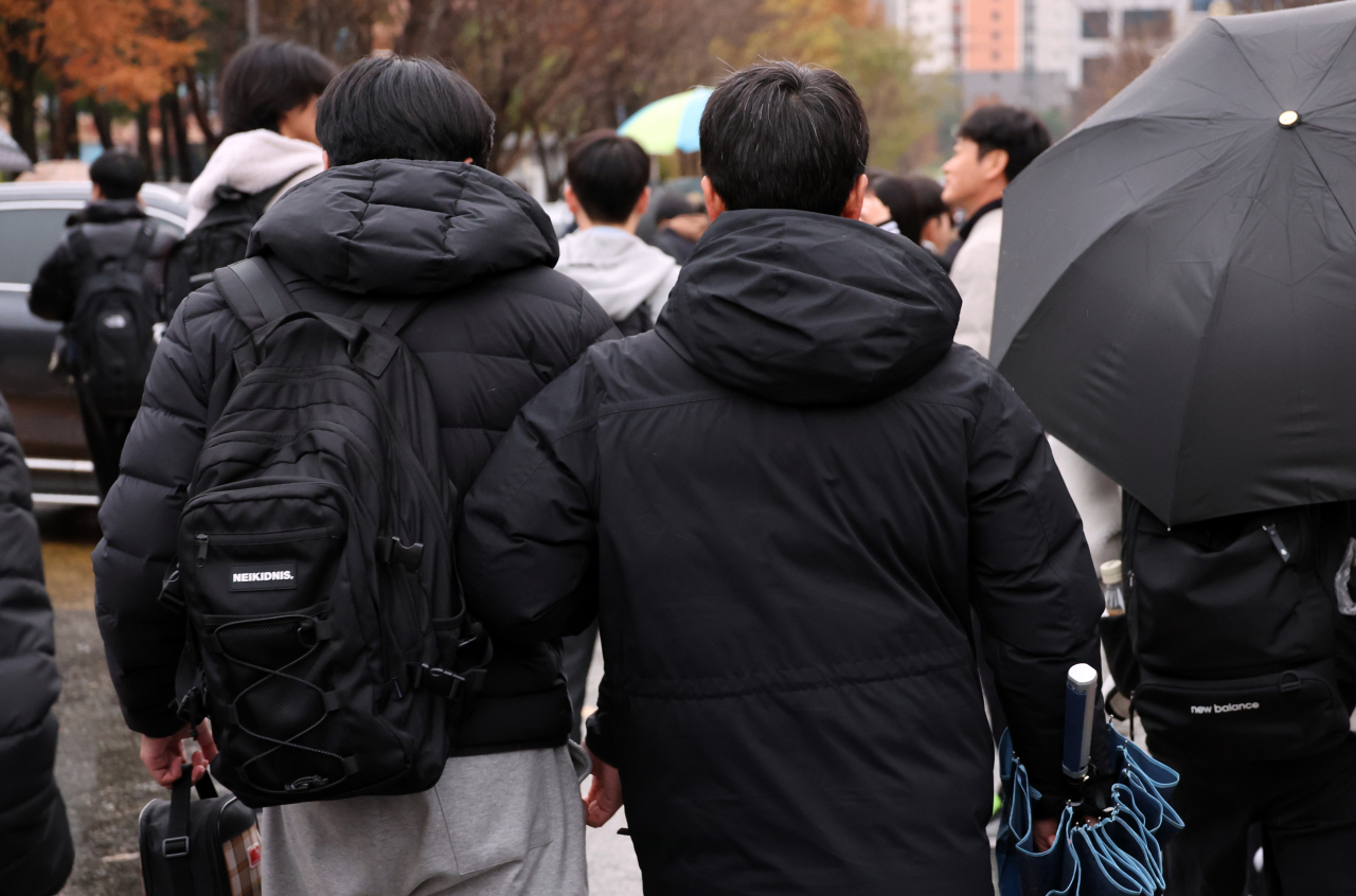 2024학년도 대학수학능력시험일인 16일 전북도교육청 전주지구 제9시험장인 동암고등학교에서 수험생 부모가 수능을 끝마친 자녀와 함께 시험장을 나서고 있다. 연합뉴스