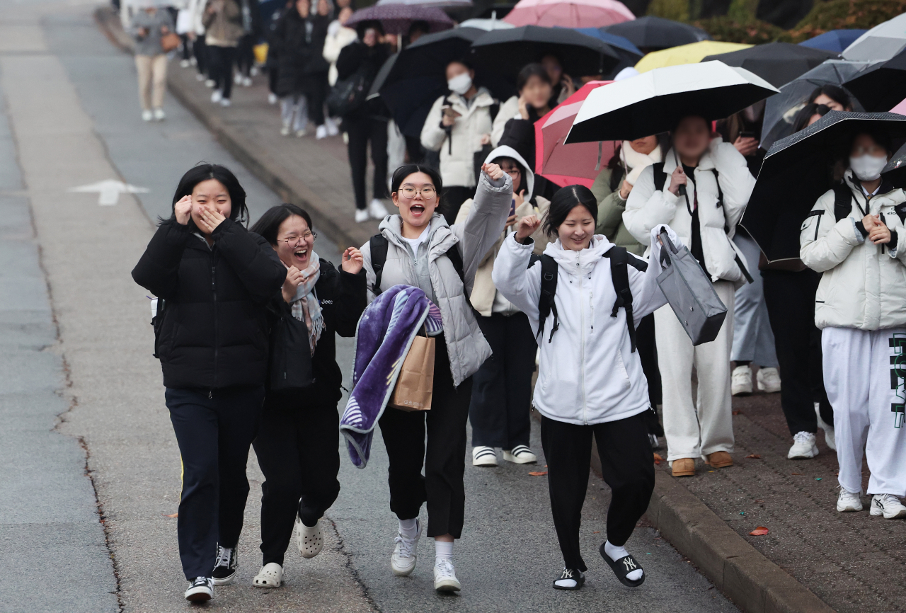 2024학년도 대학수학능력시험일인 16일 오후 경기도 수원시 팔달구 영복여자고등학교에서 시험을 마친 수험생들이 환하게 웃으며 시험장을 나오고 있다. 연합뉴스