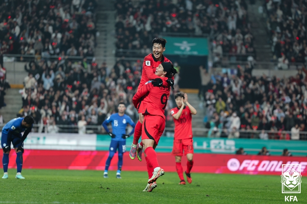 전반 조규성이 선제골을 터뜨리자 손흥민이 달려와 축하하고 있다.[축구협회 제공]