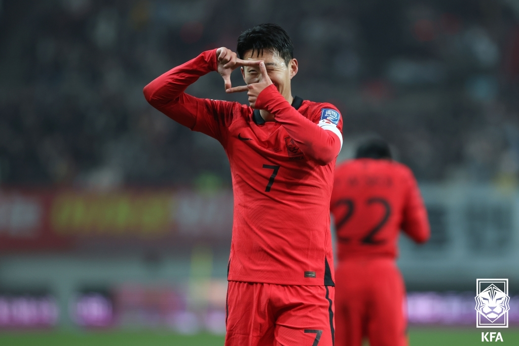 손흥민이 후반 장기인 감아차기 슛으로 3-0을 만든 뒤 사진찍기 세리머니를 하고 있다.[축구협회 제공]