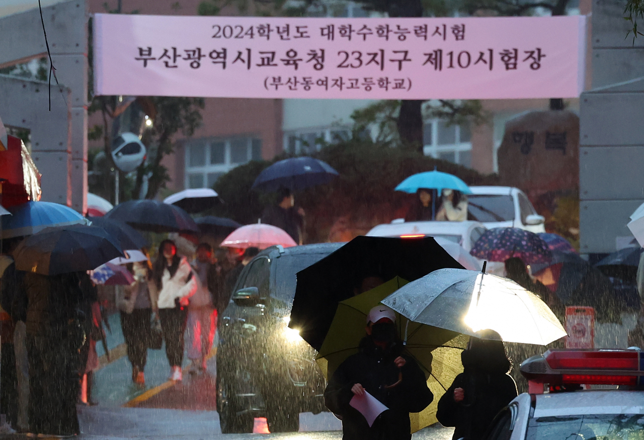 2024학년도 대학수학능력시험일인 16일 부산 수영구 한 고등학교에서 수험생들이 시험을 마친 뒤 빠져나오고 있다. [연합]
