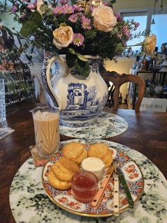 English tea, sticky rice treats and yes, you can strike the bell at Bosingak
