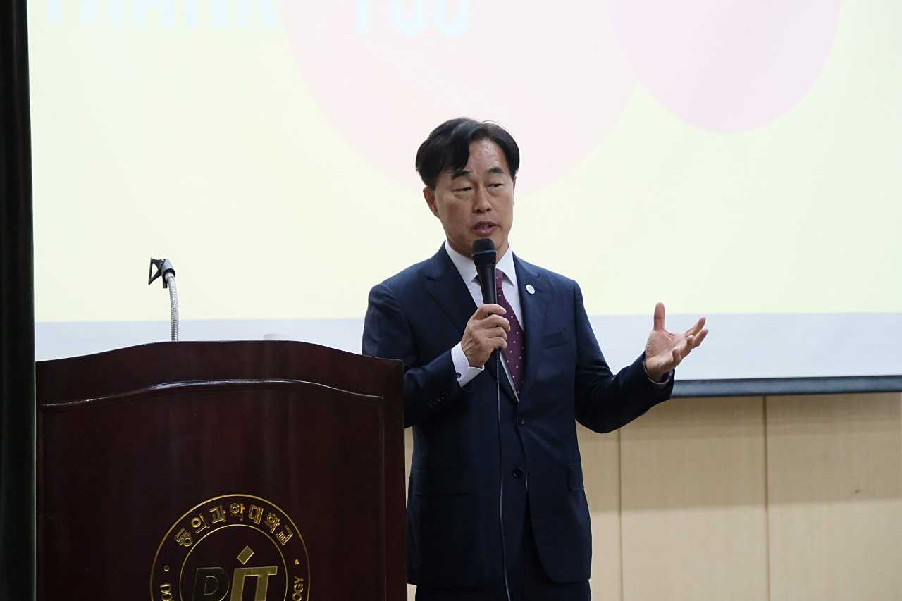 15일 동의과학대학교 정보관 세미나실에서 허석곤 부산소방재난본부장이 재학생 대상 특강을 진행하고 있다. [사진=동의과학대학교]
